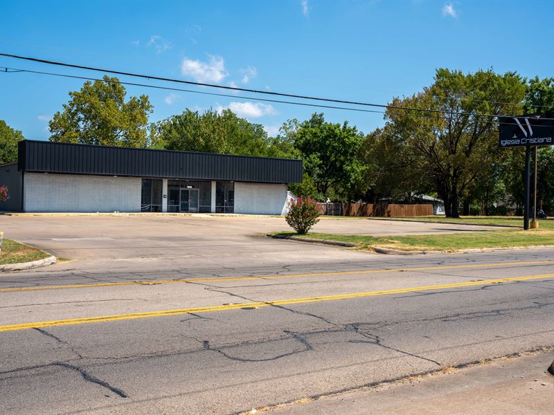 8,000 Sqft Commercial Building : Paris : Lamar County : Texas